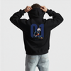 Dos d’un hoodie noir avec visuel du pilote Red Bull en pleine action, numéro 01 en grand, porté par un homme en jean clair, capuche relevée, fond blanc.