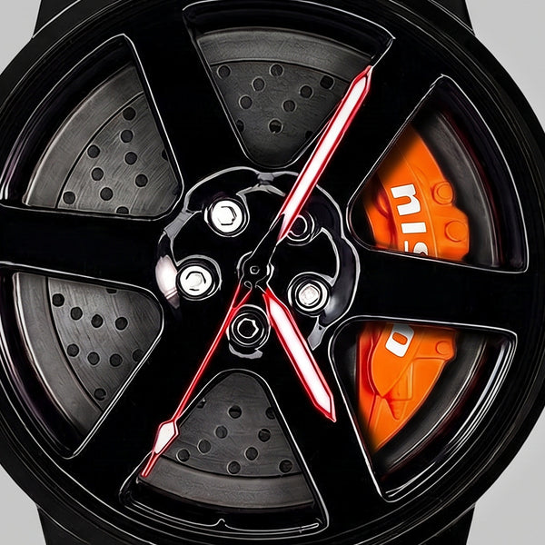 Primer plano de la llanta y de la pinza grabada nismo, reloj Nissan GT-R