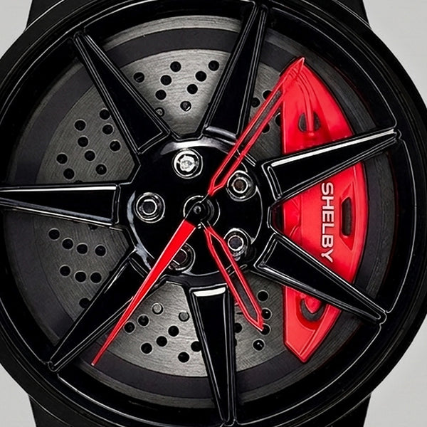 Primer plano de la llanta y de la pinza grabada SHELBY, reloj Shelby GT500