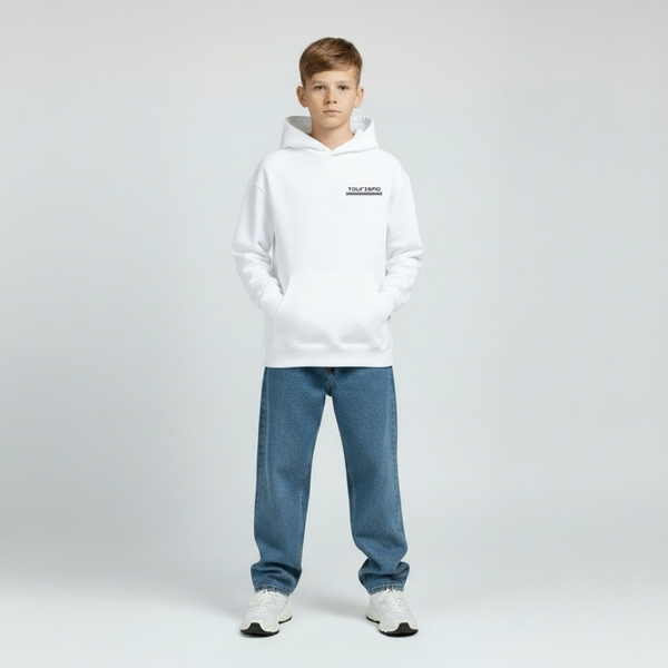 Enfant debout de face en sweat à capuche blanc Porsche GT3 RS, shooting en studio sur fond neutre