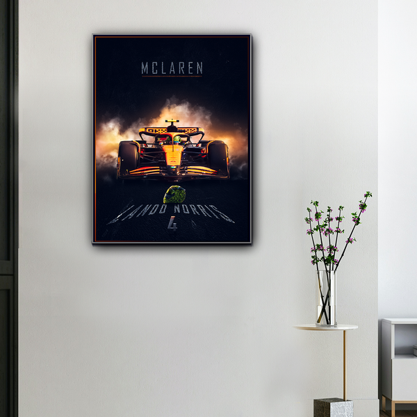 Toile murale F1 Lando Norris x McLaren, monoplace orange illuminée, accrochée dans un intérieur moderne et élégant