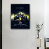 Toile murale F1 Max Verstappen Red Bull, monoplace RB19 en lumière dorée, accrochée dans un intérieur moderne