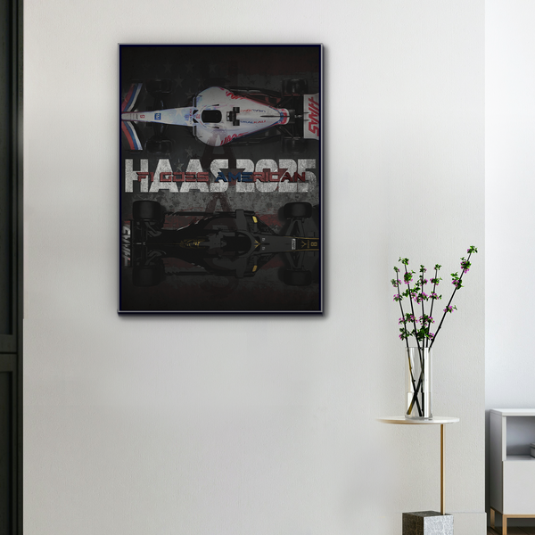 Toile murale F1 Haas L’Amérique En Ligne Droite accrochée dans un salon moderne avec cadre noir