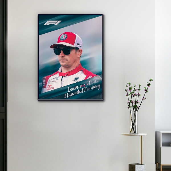 Toile F1 Kimi Räikkönen accrochée au mur avec cadre noir, affiche Alfa Romeo design culte du pilote finlandais