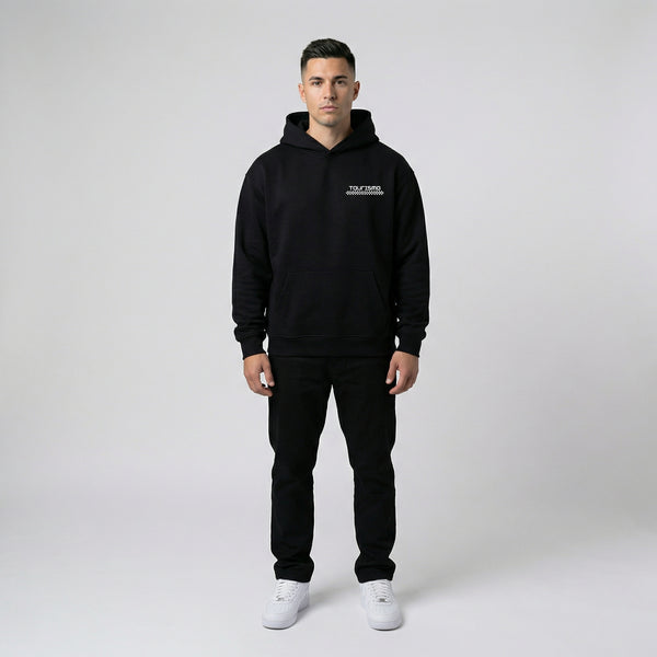 Hoodie BMW M3 G80 noir porté, vue de face en entier, style streetwear premium