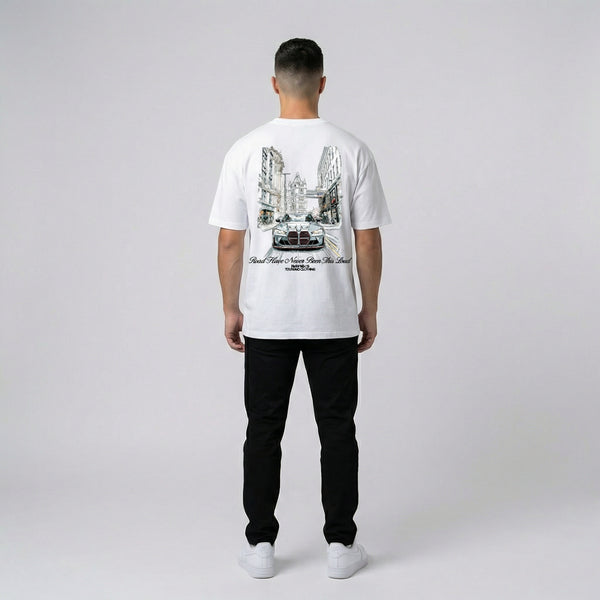 T-shirt BMW M3 G80 blanc porté, vue de dos en entier, grand visuel arrière visible