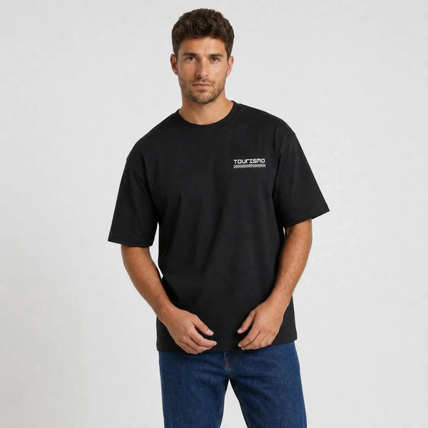 T-shirt Datsun 510 noir vu de face en plan rapproché avec logo Tourismo