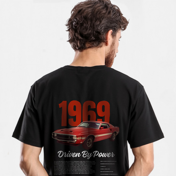 T-shirt Mustang Shelby GT500 noir – design vintage 1969 – dos du t-shirt sur mannequin