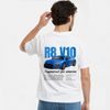 T-shirt blanc Audi R8 V10 avec voiture bleue imprimée dans le dos, porté par mannequin