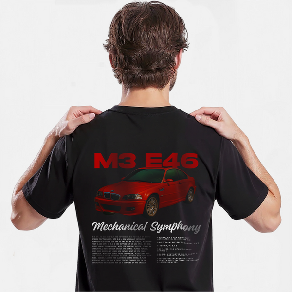 T-shirt noir BMW M3 E46 avec voiture rouge sur fond blanc, dos mannequin