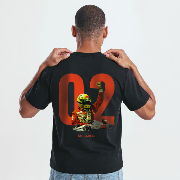 T-shirt noir Ayrton Senna avec numéro 02 et visuel du pilote brésilien levant le poing, imprimé dans le dos avec la McLaren