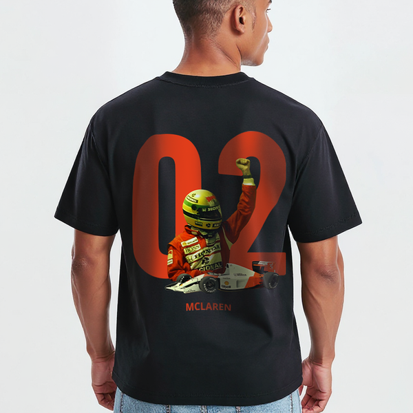 Gros plan sur le design du T-shirt noir Ayrton Senna avec numéro 02 rouge et monoplace McLaren