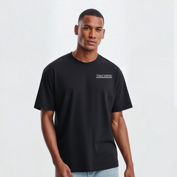 T-shirt noir Max Verstappen porté par mannequin, logo Tourismo imprimé côté cœur