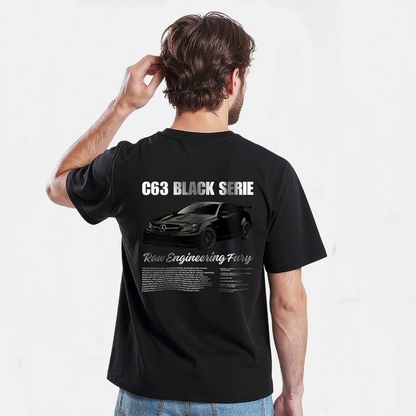 T-shirt noir Mercedes C63 Black Series avec design imprimé dans le dos, mannequin vu de dos en jean bleu