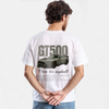 T-shirt blanc GT500 avec impression Ford Mustang verte, vu de dos sur mannequin