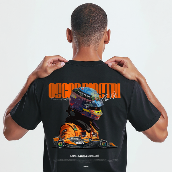 T-shirt noir Oscar Piastri Signature, gros plan sur le design avec casque multicolore et monoplace McLaren