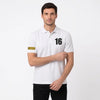 Homme portant le polo blanc Charles Leclerc, cadré en buste, 16 et plaque de manche visibles