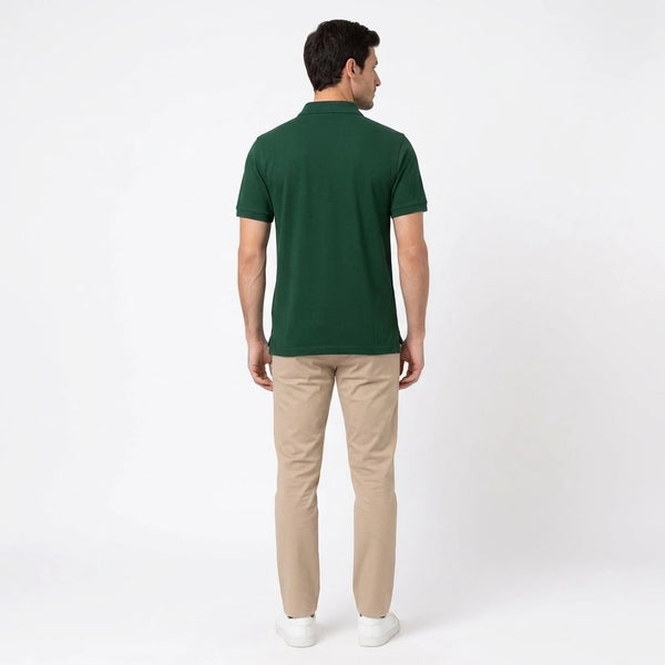 Homme portant le polo vert bouteille Oscar Piastri vu de dos, dos entièrement vierge