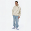 Homme souriant portant un hoodie beige TOURISMO avec un jean clair et des baskets blanches