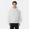 Homme en hoodie blanc TOURISMO sur fond blanc, pantalon noir