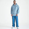 Homme en hoodie bleu clair TOURISMO, jean large et baskets blanches