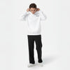 Homme portant un hoodie blanc TOURISMO, tirant la capuche, fond blanc