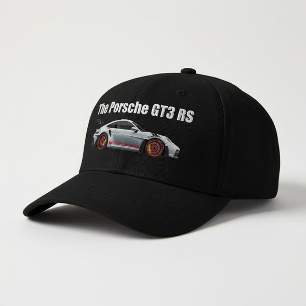 Vue de côté de la casquette The Porsche 992 GT3 RS avec logo brodé