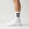 Calcetines Ayrton Senna 12, temporada 1988 blanco, puestos, vista de perfil con zapatillas blancas