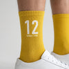 Calcetines Ayrton Senna 12, temporada 1988 amarillo, primer plano del motivo tejido