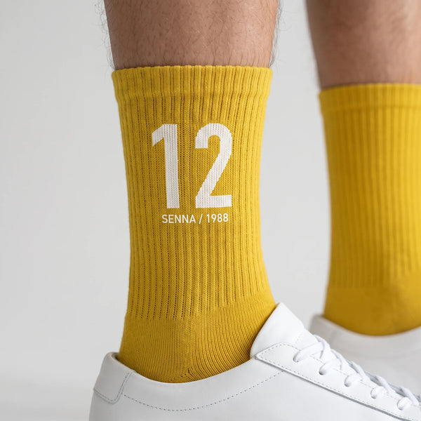 Calcetines Ayrton Senna 12, temporada 1988 amarillo, primer plano del motivo tejido