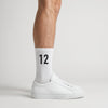 Calcetines Kimi Antonelli 12 blanco, puestos, vista de perfil con zapatillas blancas