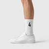 Calcetines Lando Norris 4 blanco, puestos, vista de perfil con zapatillas blancas