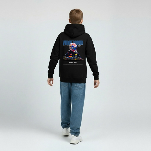 Vue arrière du sweat noir enfant Max Verstappen, visuel numéro 1 et casque signature.