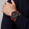 Reloj McLaren 720 puesto en la muñeca