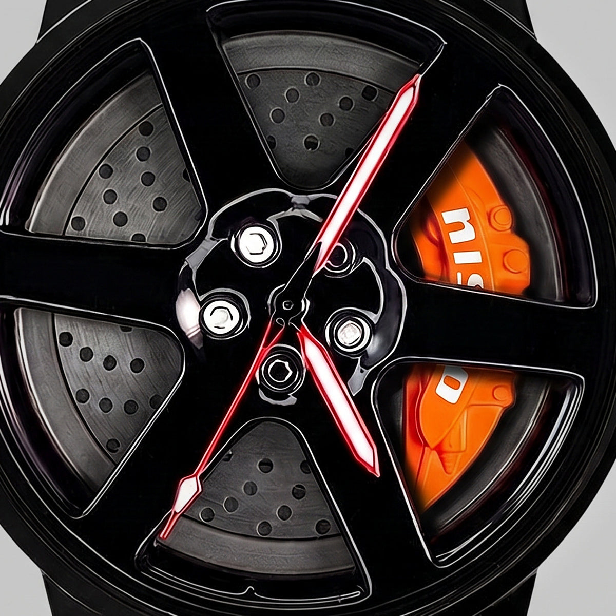 Primer plano de la llanta y de la pinza grabada nismo, reloj Nissan GT-R