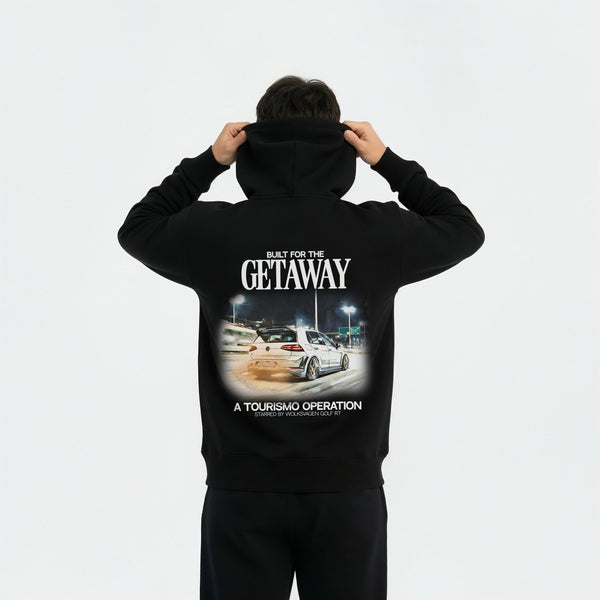 Sweat à capuche Golf 7R Getaway noir vu de dos – visuel Golf 7R nocturne sur route détrempée, édition Tourismo