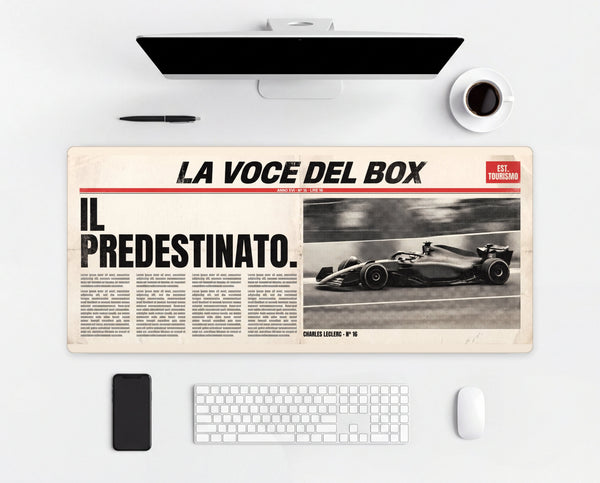 Alfombrilla de ratón Charles Leclerc Il Predestinato, sobre un escritorio claro con ordenador, teclado y ratón