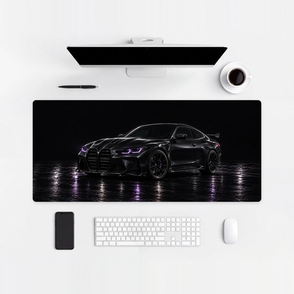 Alfombrilla de ratón BMW M4 luces violetas, sobre un escritorio claro con ordenador, teclado y ratón