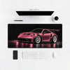 Alfombrilla de ratón Porsche 911 GT3 RS 992 rosa, sobre un escritorio claro con ordenador, teclado y ratón
