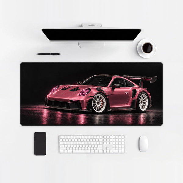 Alfombrilla de ratón Porsche 911 GT3 RS 992 rosa, sobre un escritorio claro con ordenador, teclado y ratón