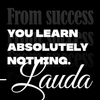 Toile “From Success” citation Lauda accrochée dans un intérieur moderne avec cadre noir