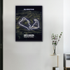 Toile murale circuit F1 Silverstone Royaume-Uni, design néon blanc sur fond noir, accrochée dans un salon moderne avec plante verte