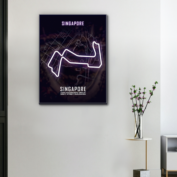 Toile murale circuit F1 Singapour en néon violet électrique, accrochée dans un salon moderne avec plante décorative
