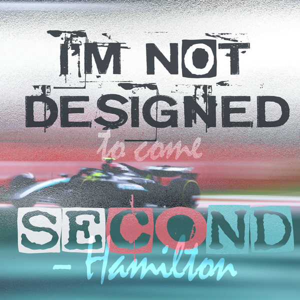 Affiche de Lewis Hamilton avec citation iconique sur fond graphique dynamique et Mercedes en vitesse
