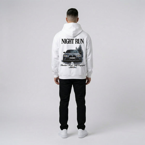 Hoodie BMW M4 Night Run blanc porté, vue de dos en entier, imprimé arrière visible