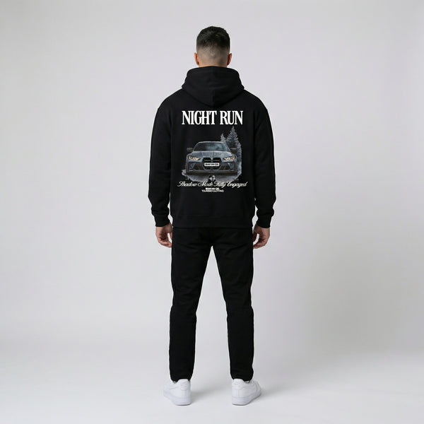 Hoodie BMW M4 Night Run noir porté, vue de dos en entier, imprimé arrière visible
