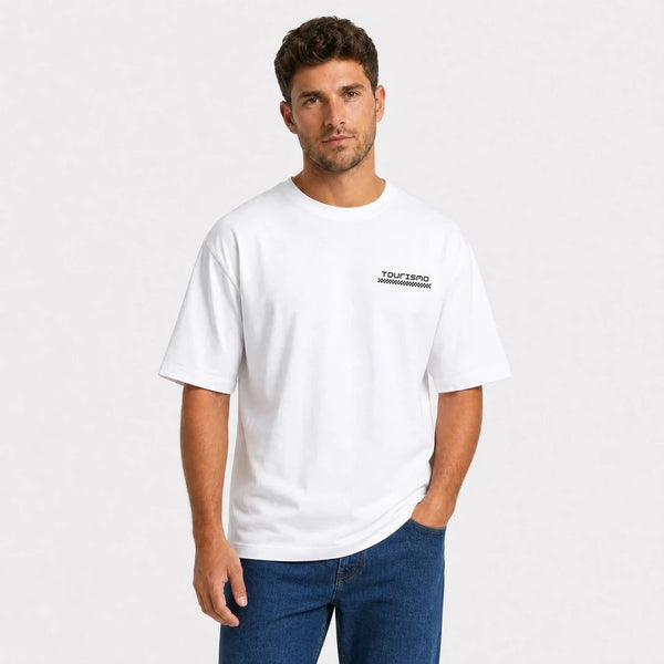 T-shirt F1 Ayrton Senna Signature blanc vu de face en plan rapproché avec logo Tourismo