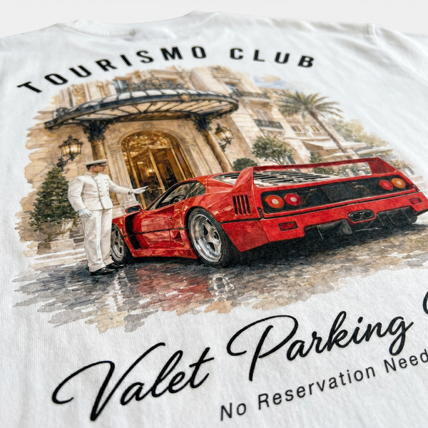Gros plan print dos t-shirt blanc Tourismo Club avec Ferrari F40 rouge et voiturier sous la marquise