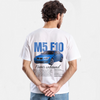 T-shirt blanc BMW M5 V10 avec voiture bleue dans le dos, porté par mannequin