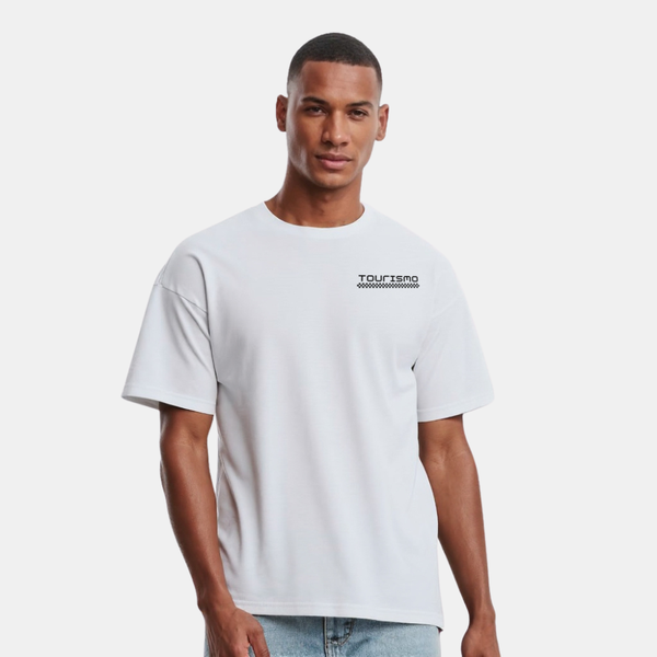 T-shirt blanc George Russell porté par mannequin, logo Tourismo côté cœur